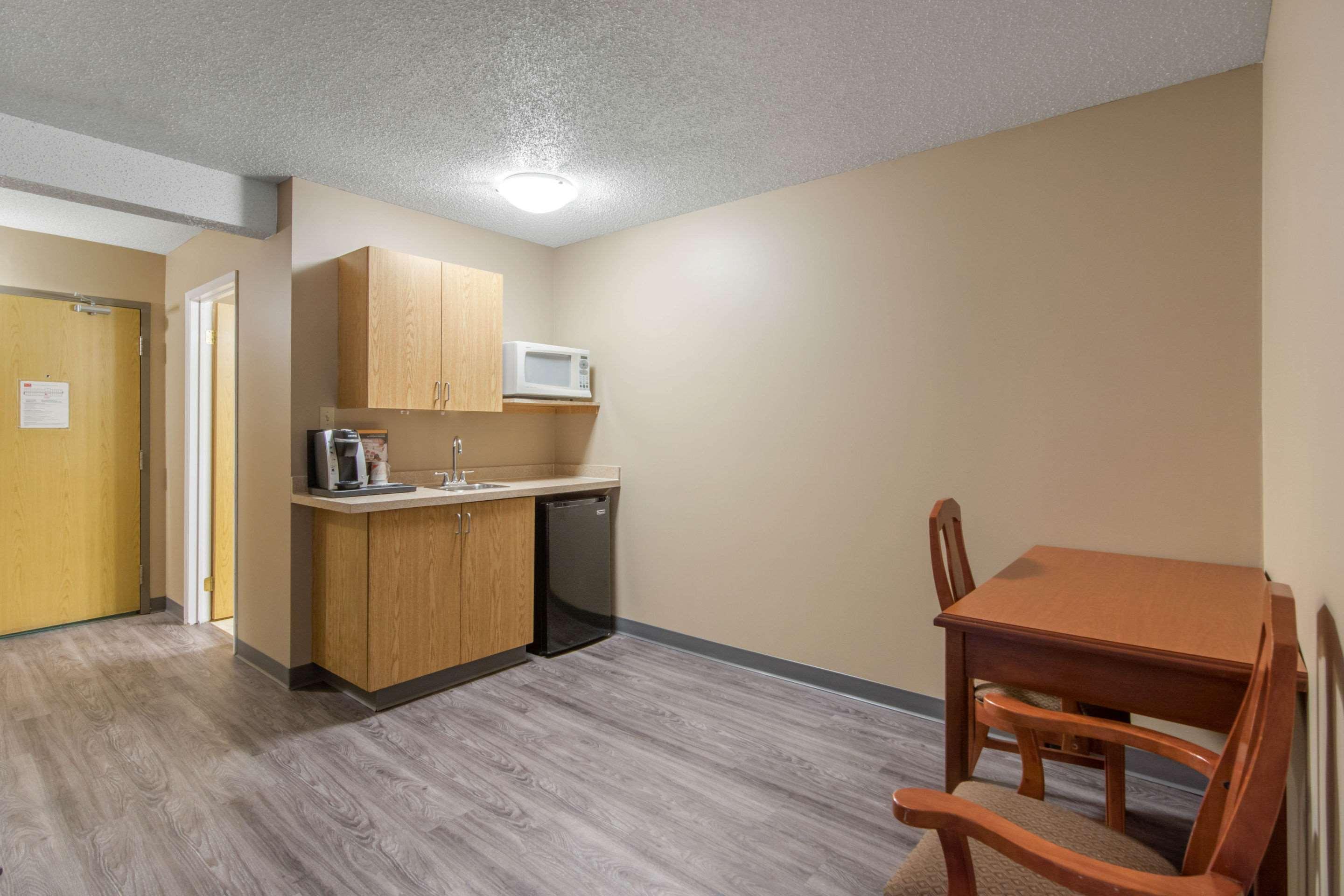 Econo Lodge Regina Exterior photo